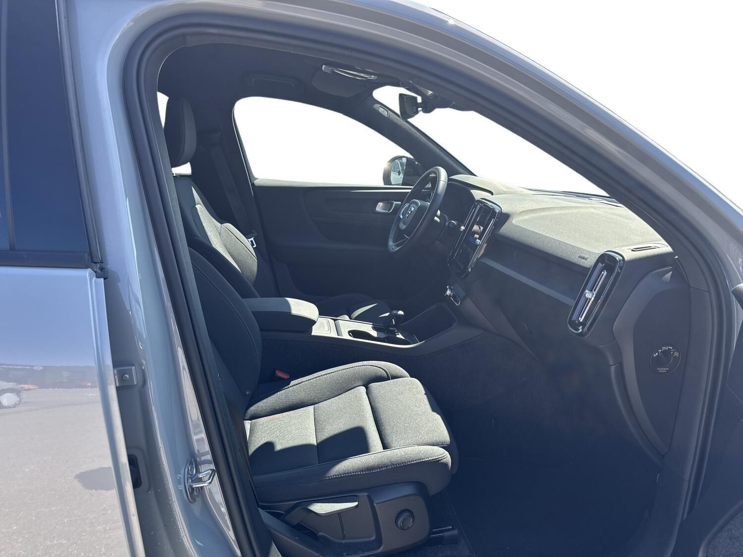 Grå Volvo EX40 fra 2025