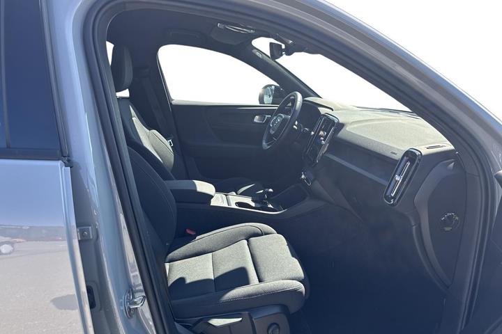 Grå Volvo EX40 fra 2025