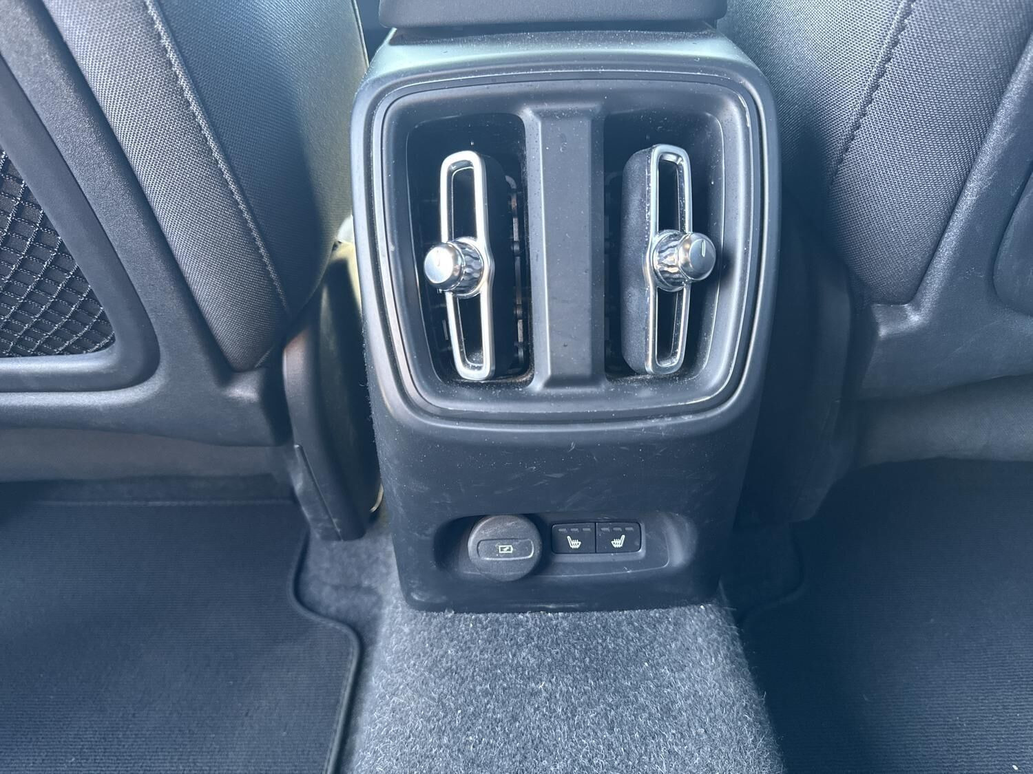 Grå Volvo EX40 fra 2025