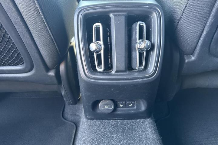 Grå Volvo EX40 fra 2025