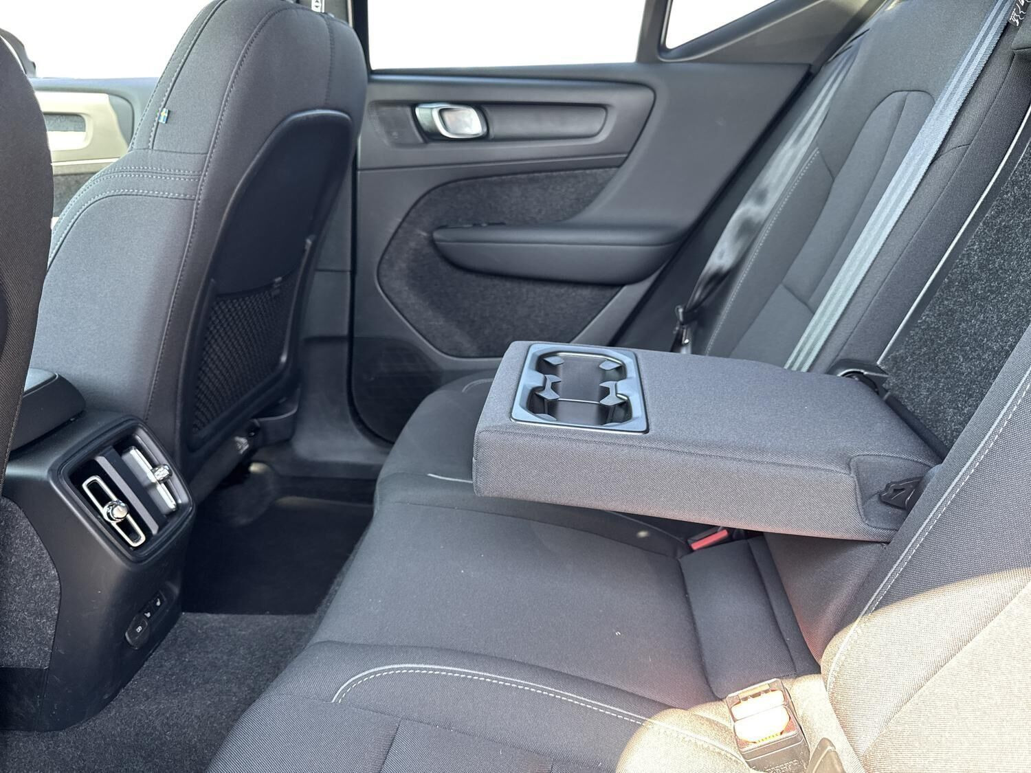 Grå Volvo EX40 fra 2025