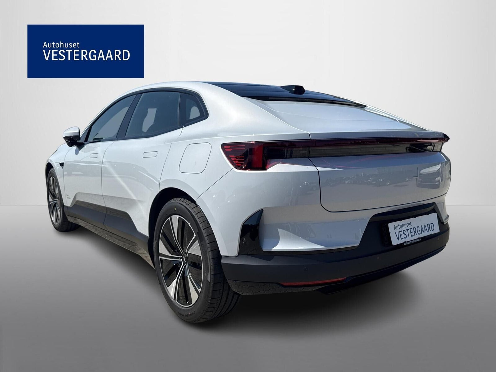 Grå Polestar 4 fra 2026