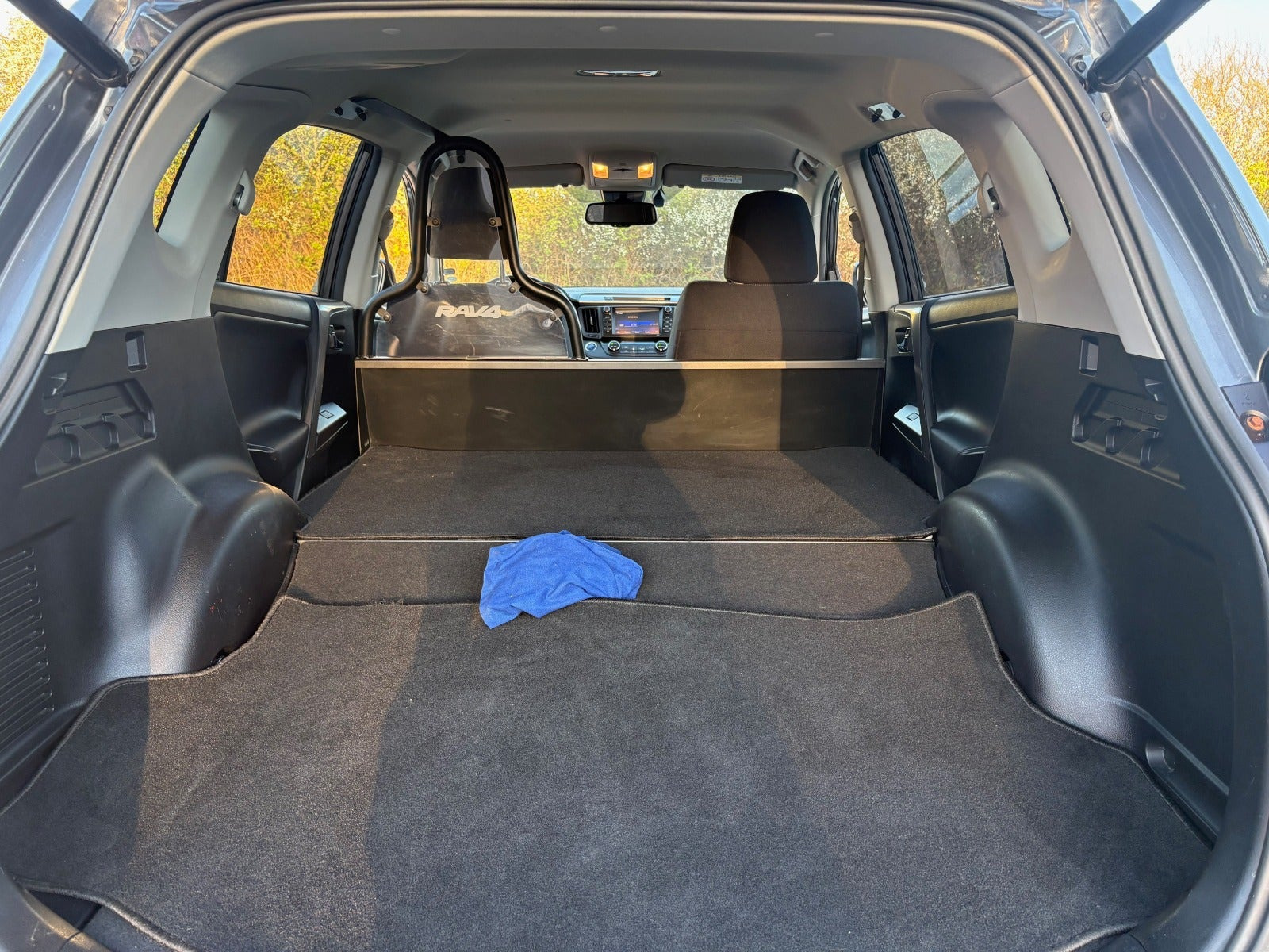 Sort Toyota RAV4 fra 2017
