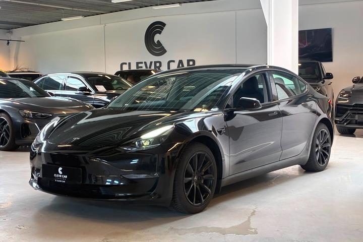 Sort Tesla Model 3 fra 2022