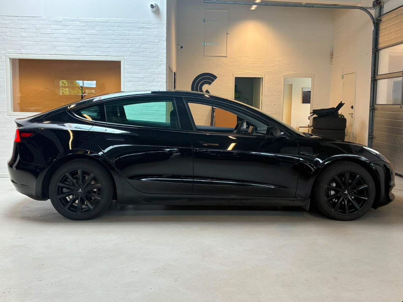 Sort Tesla Model 3 fra 2022