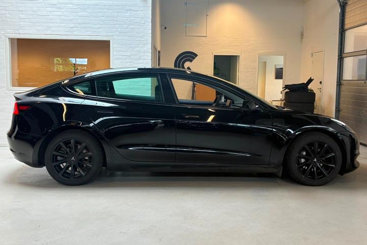 Sort Tesla Model 3 fra 2022