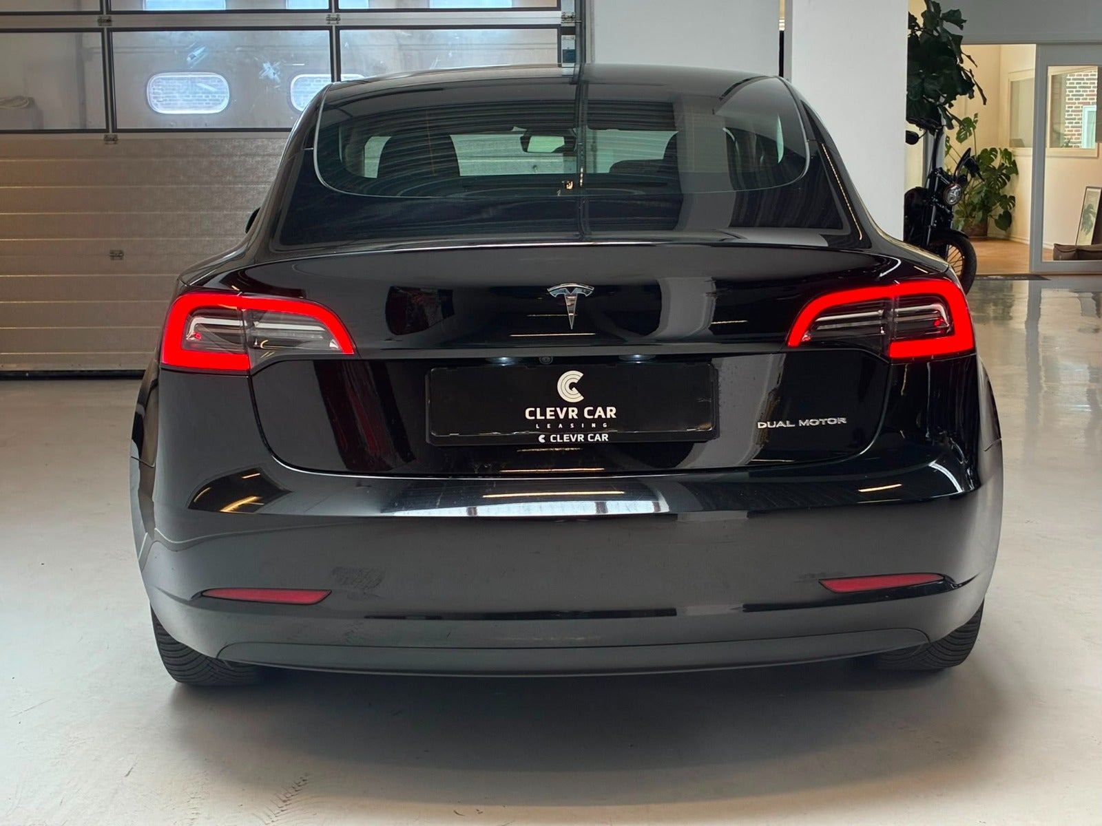 Sort Tesla Model 3 fra 2022