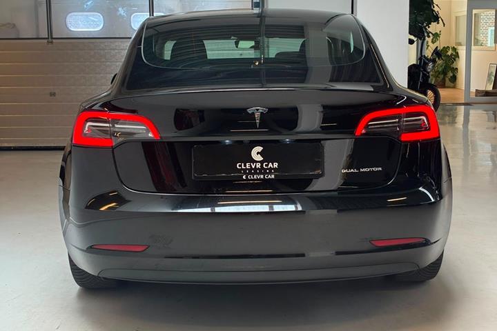 Sort Tesla Model 3 fra 2022