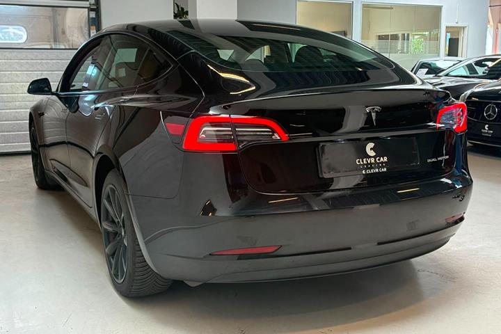 Sort Tesla Model 3 fra 2022
