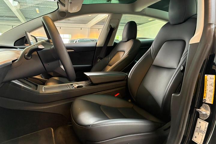 Sort Tesla Model 3 fra 2022