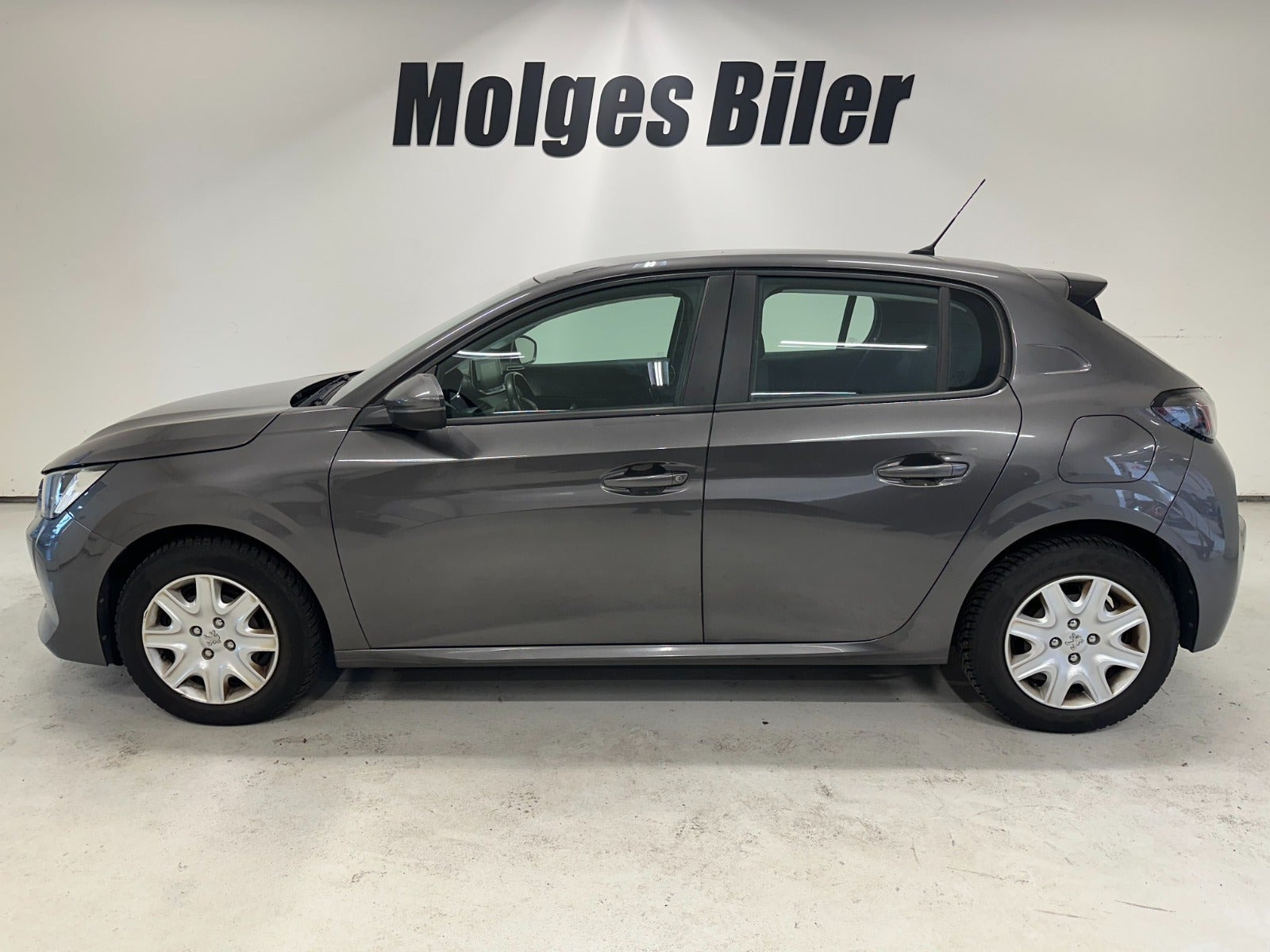 Grå Peugeot 208 fra 2020