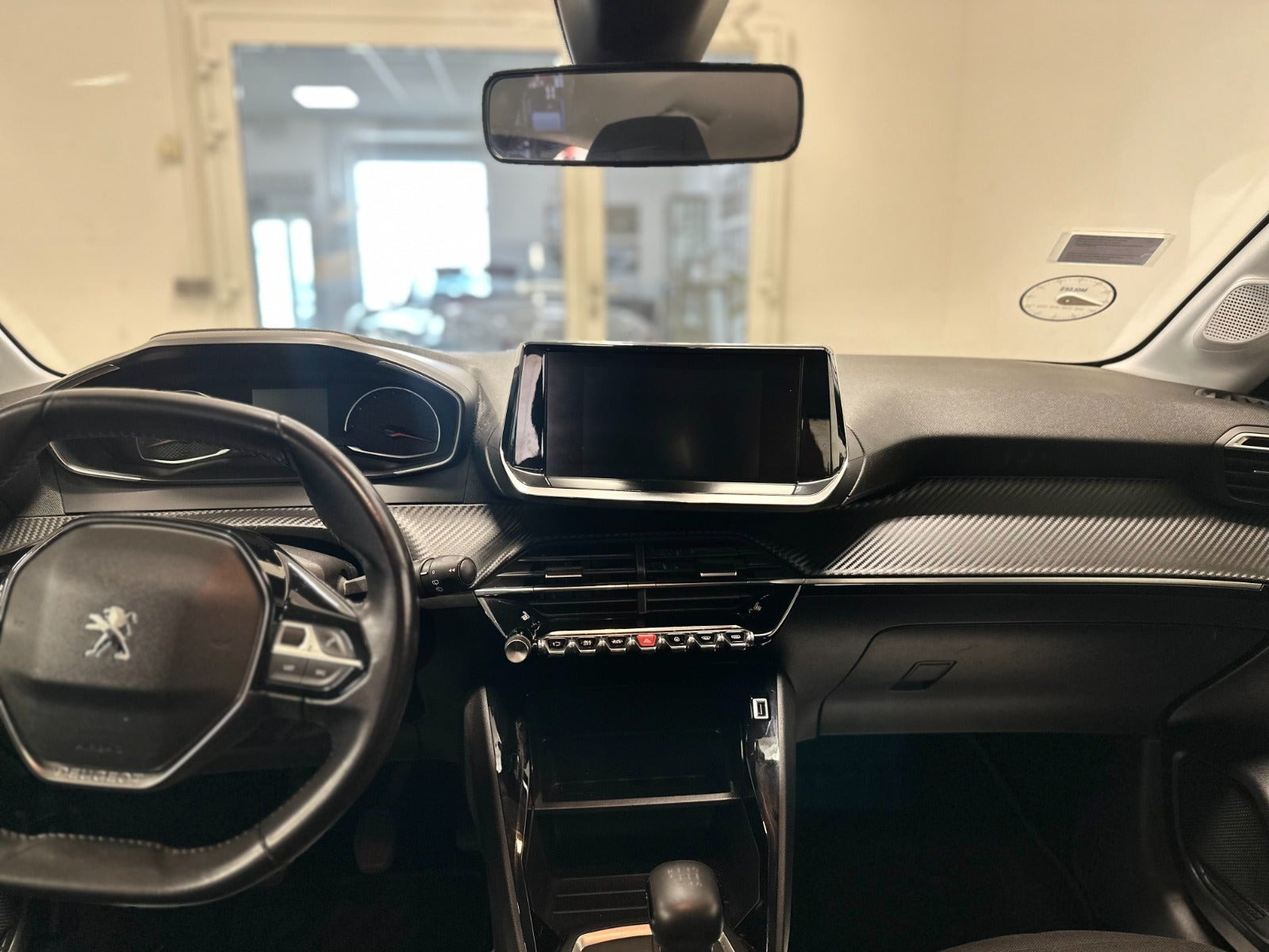 Grå Peugeot 208 fra 2020