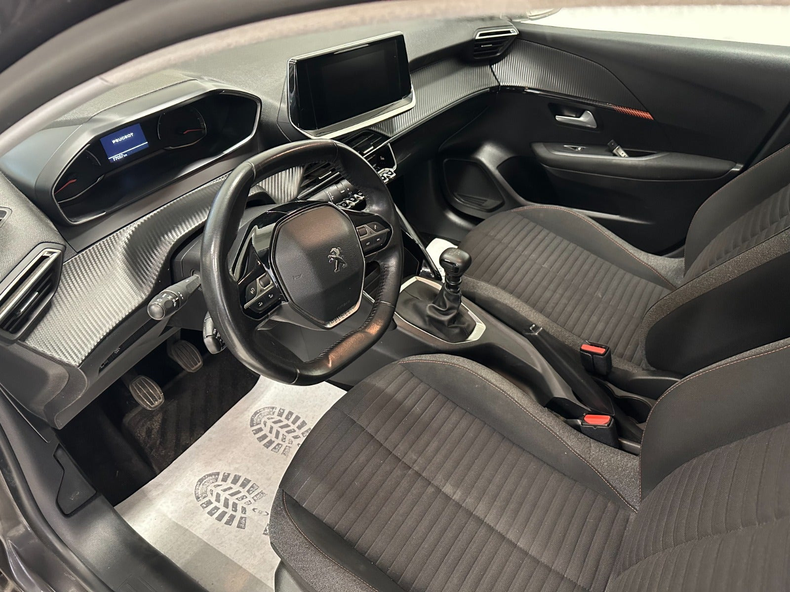 Grå Peugeot 208 fra 2020