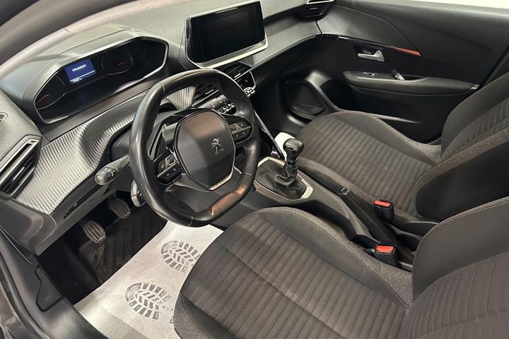 Grå Peugeot 208 fra 2020
