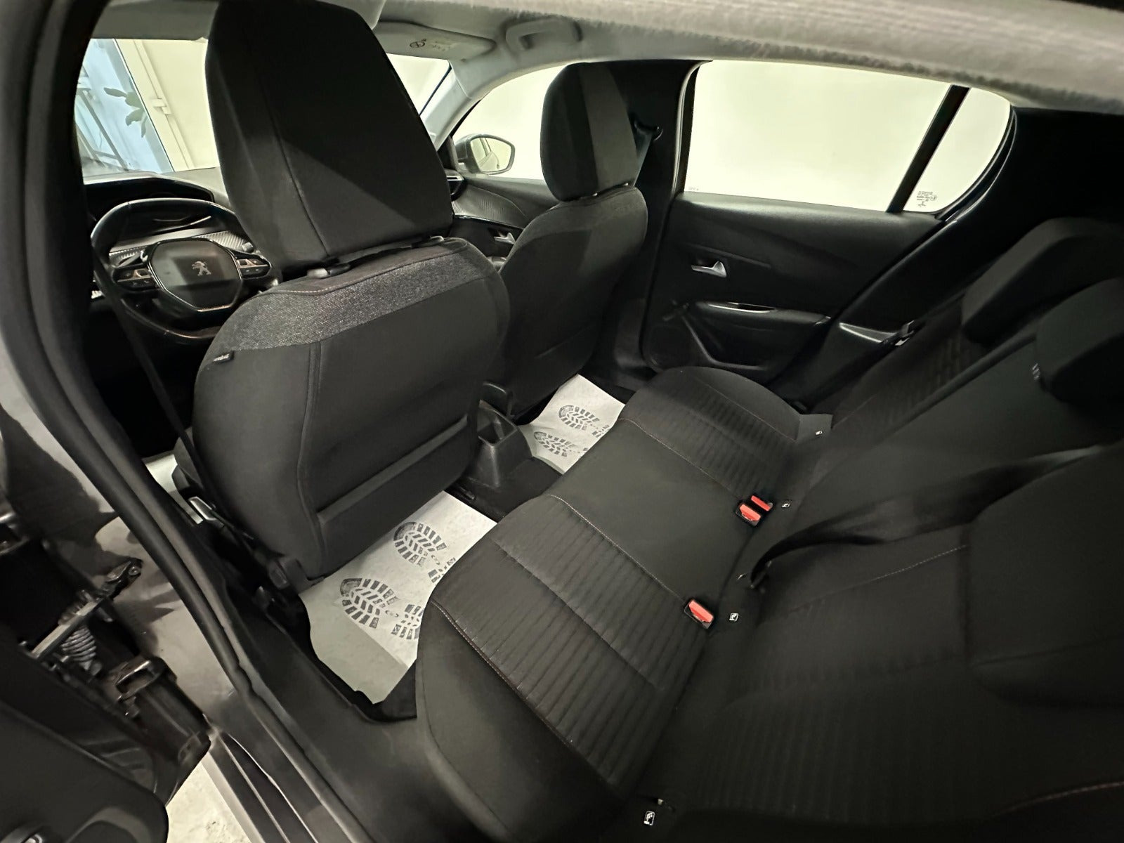 Grå Peugeot 208 fra 2020