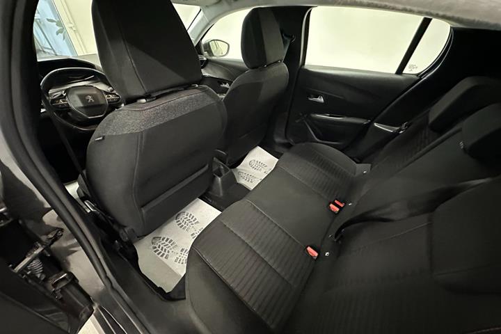 Grå Peugeot 208 fra 2020