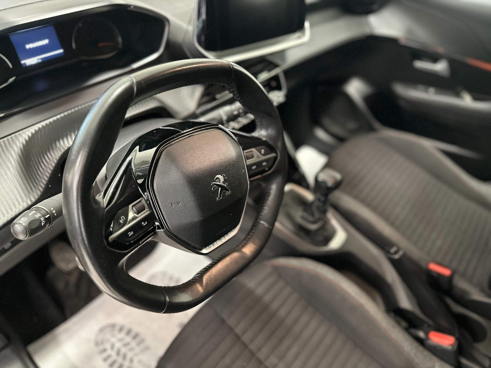 Grå Peugeot 208 fra 2020