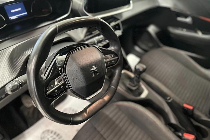 Grå Peugeot 208 fra 2020