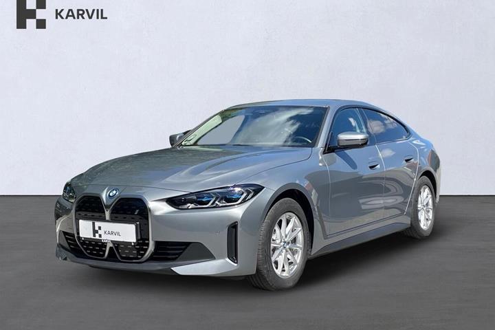Sølv BMW i4 fra 2024 set udefra