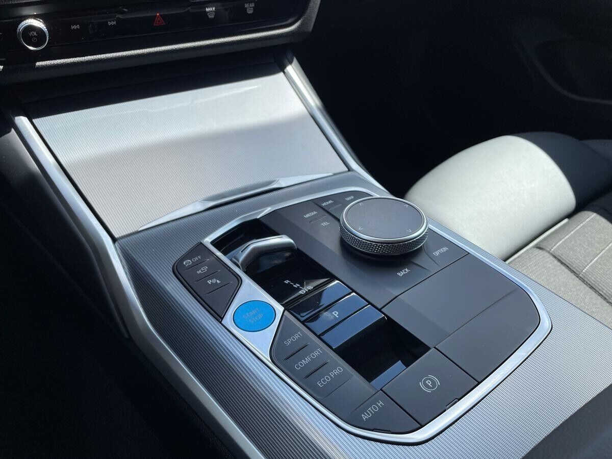 Sølv BMW i4 fra 2024