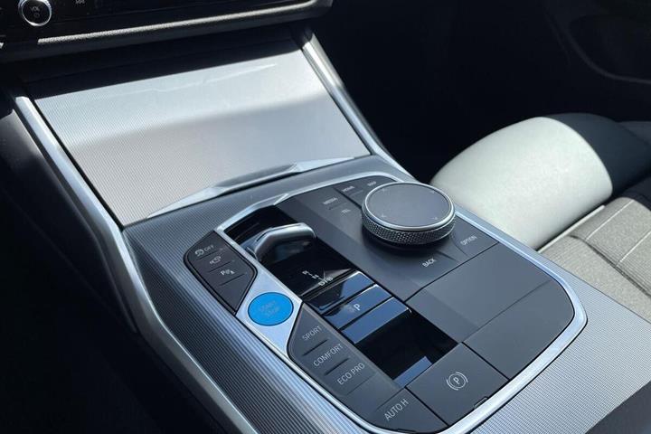 Sølv BMW i4 fra 2024