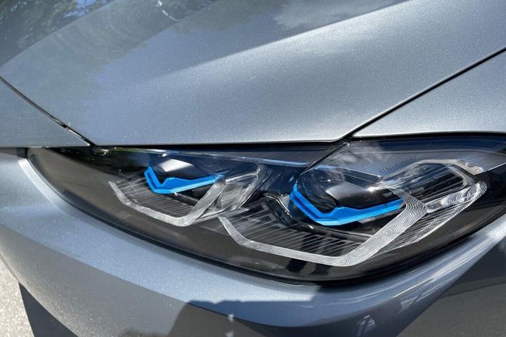 Sølv BMW i4 fra 2024