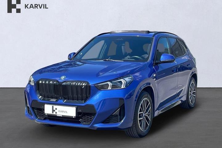 Blå BMW iX1 fra 2023 set udefra