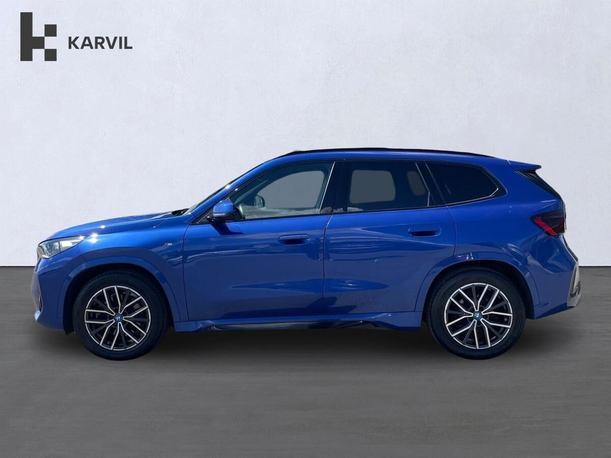 Blå BMW iX1 fra 2023