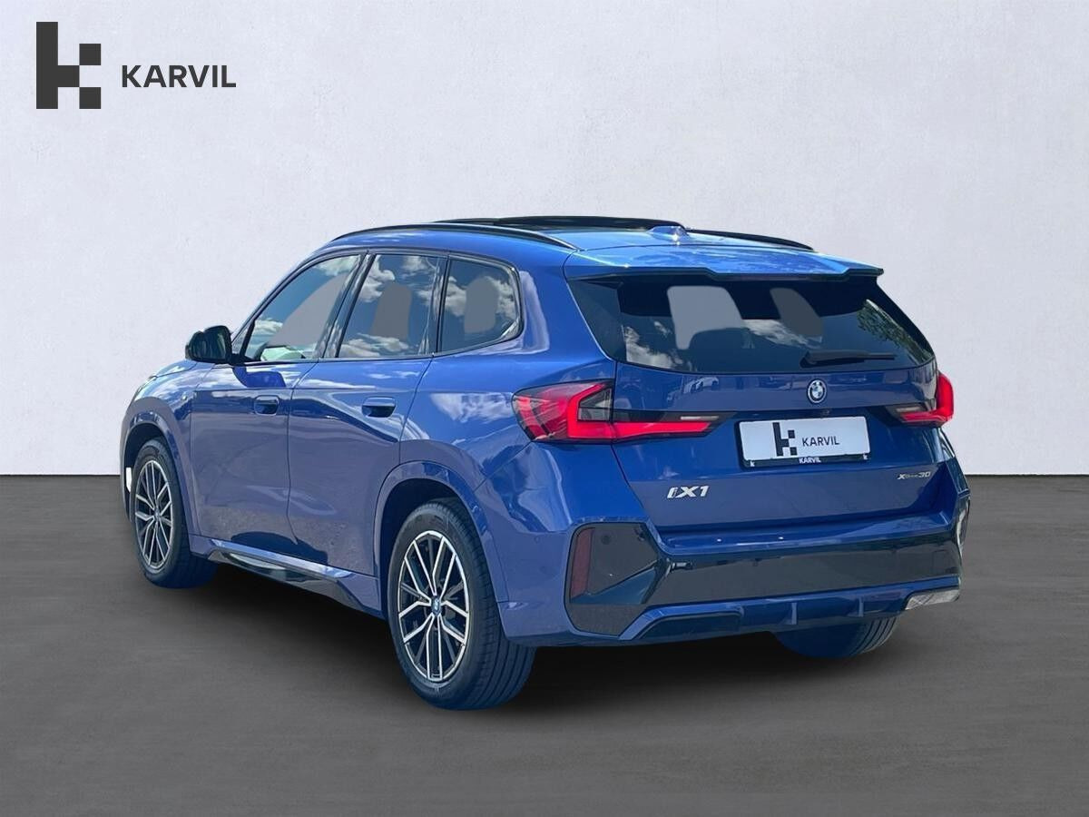 Blå BMW iX1 fra 2023