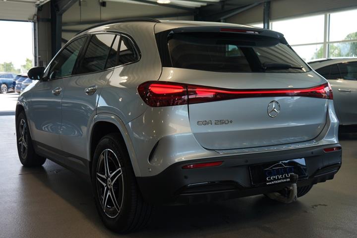 Sølv Mercedes EQA250+ fra 2025