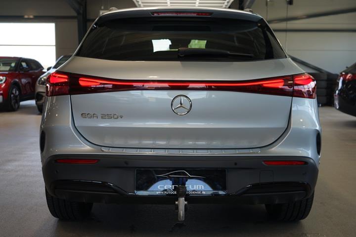 Sølv Mercedes EQA250+ fra 2025
