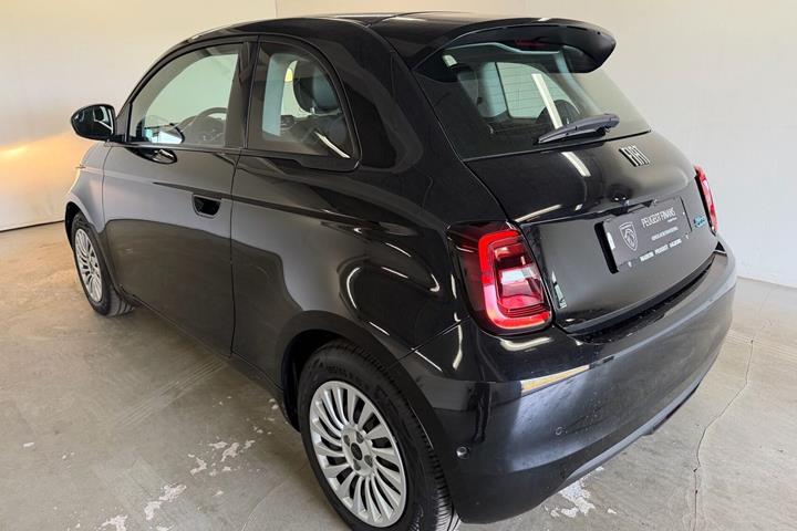 Beige Fiat 500e fra 2022