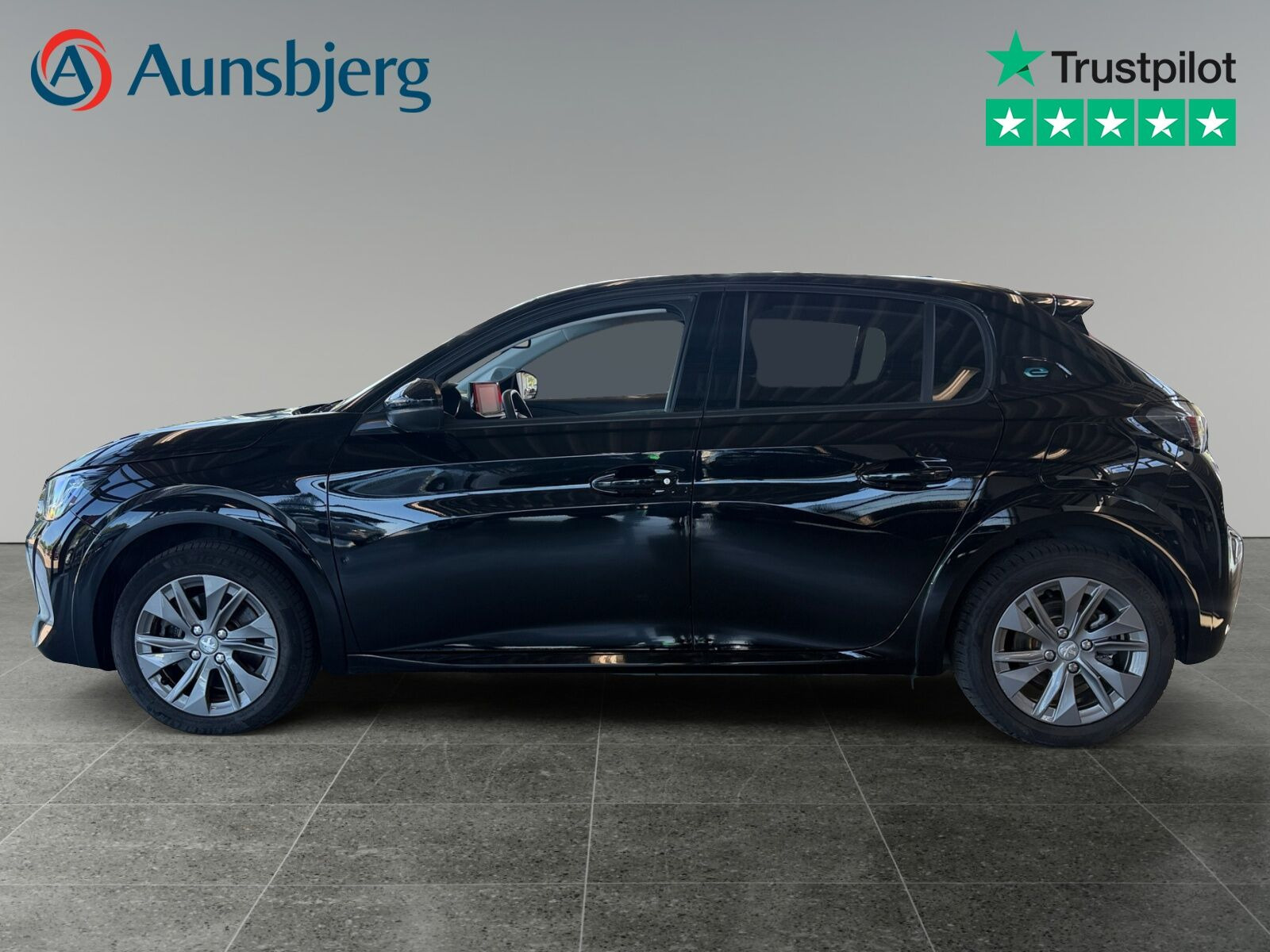 Sort Peugeot e-208 fra 2023