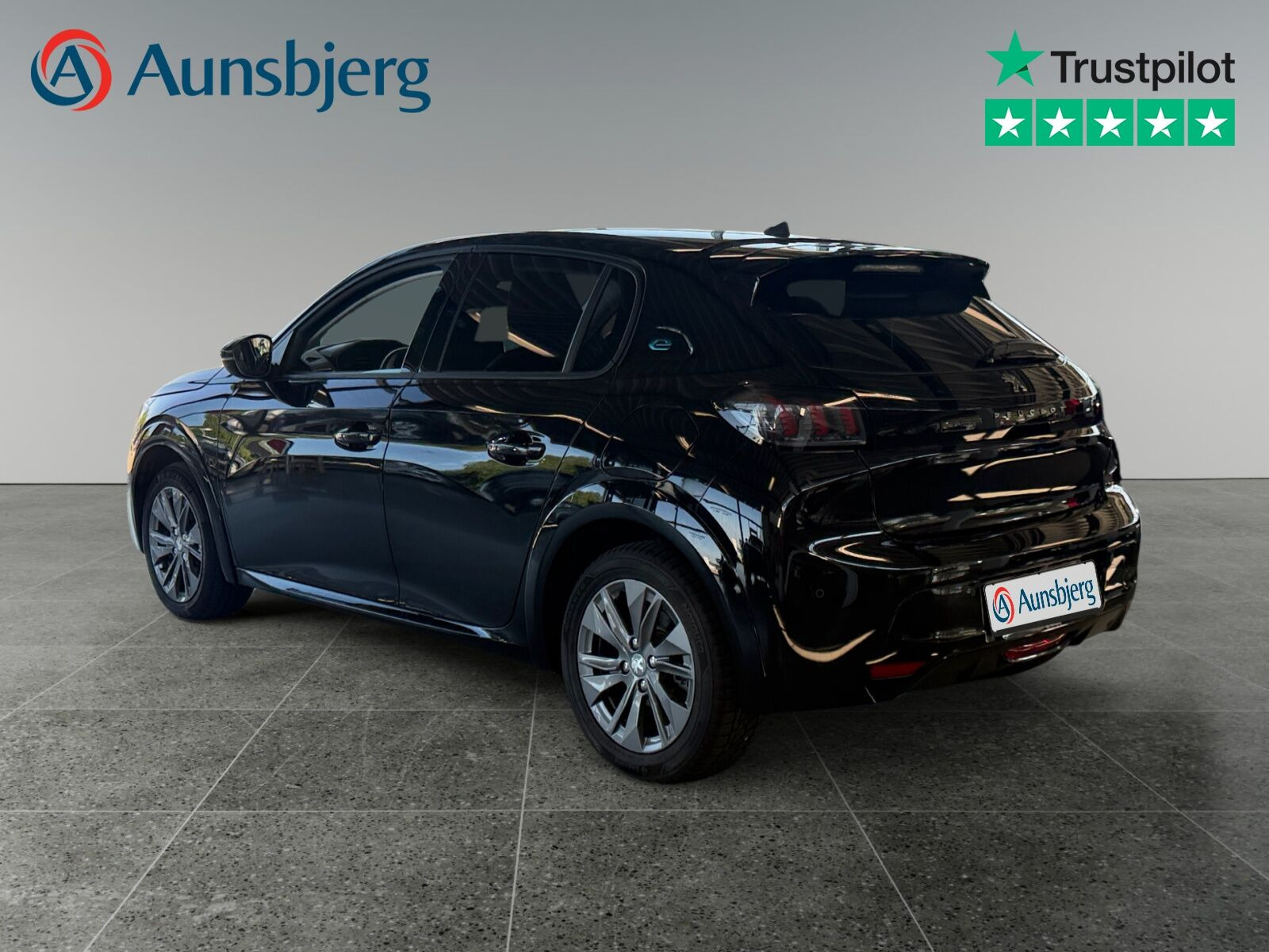 Sort Peugeot e-208 fra 2023