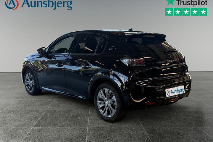 Sort Peugeot e-208 fra 2023