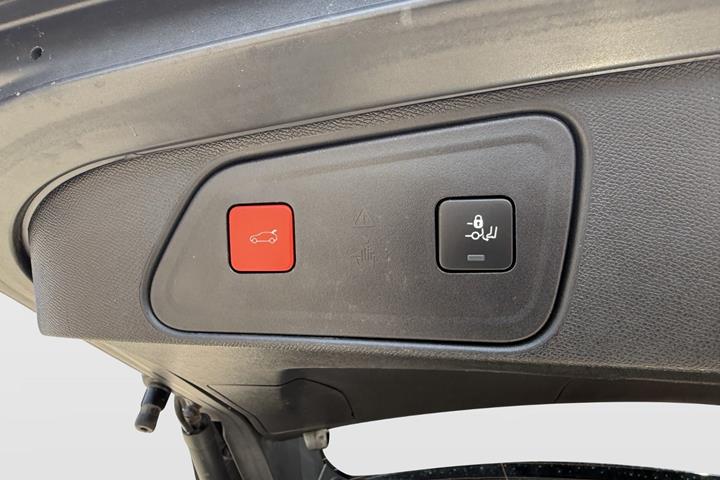 Grå Peugeot 3008 fra 2020