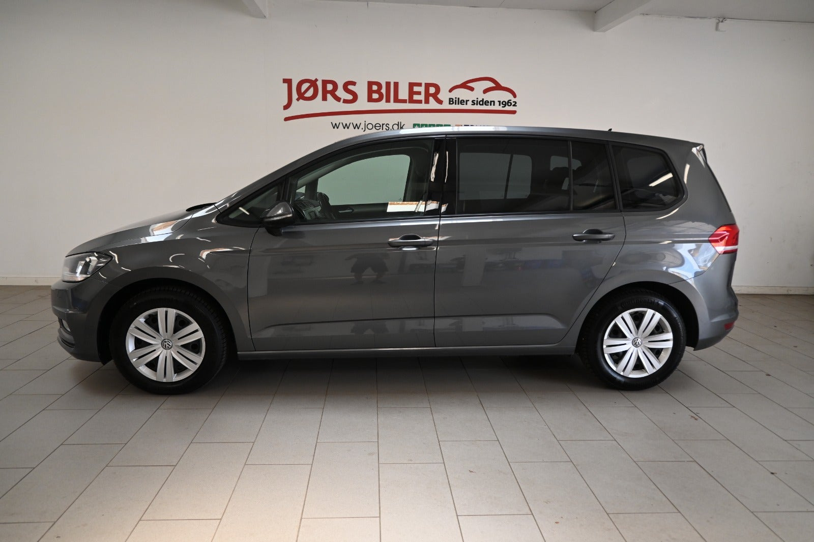 Grå VW Touran fra 2016