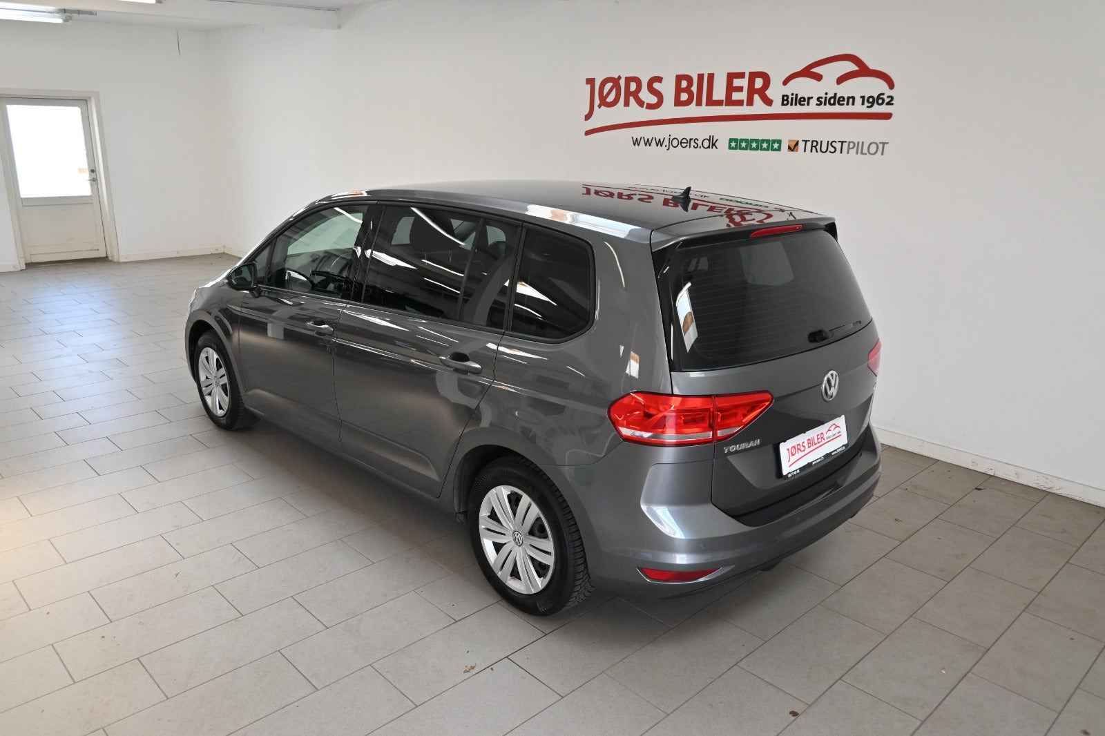 Grå VW Touran fra 2016