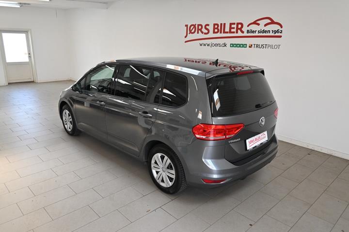Grå VW Touran fra 2016