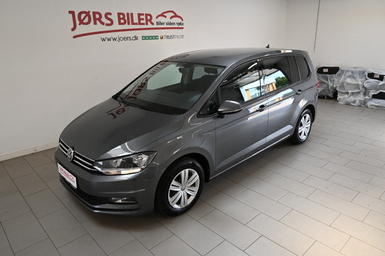 Grå VW Touran fra 2016