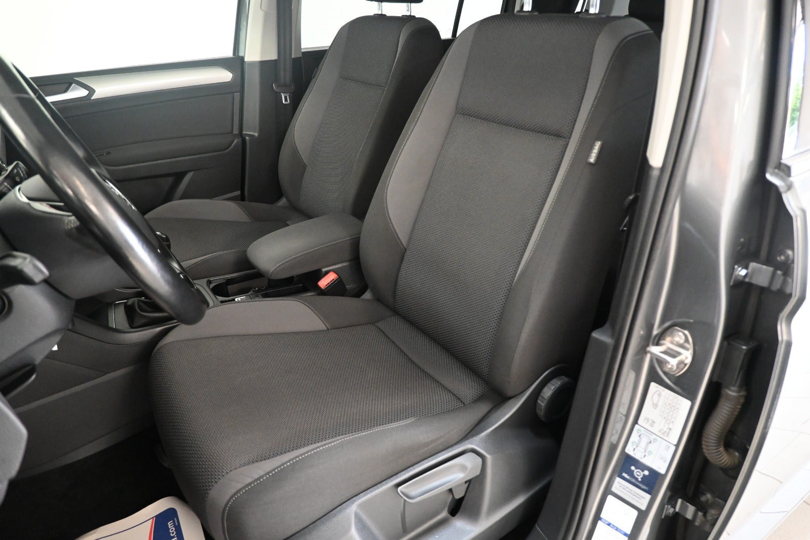 Grå VW Touran fra 2016