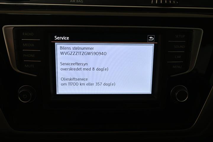 Grå VW Touran fra 2016