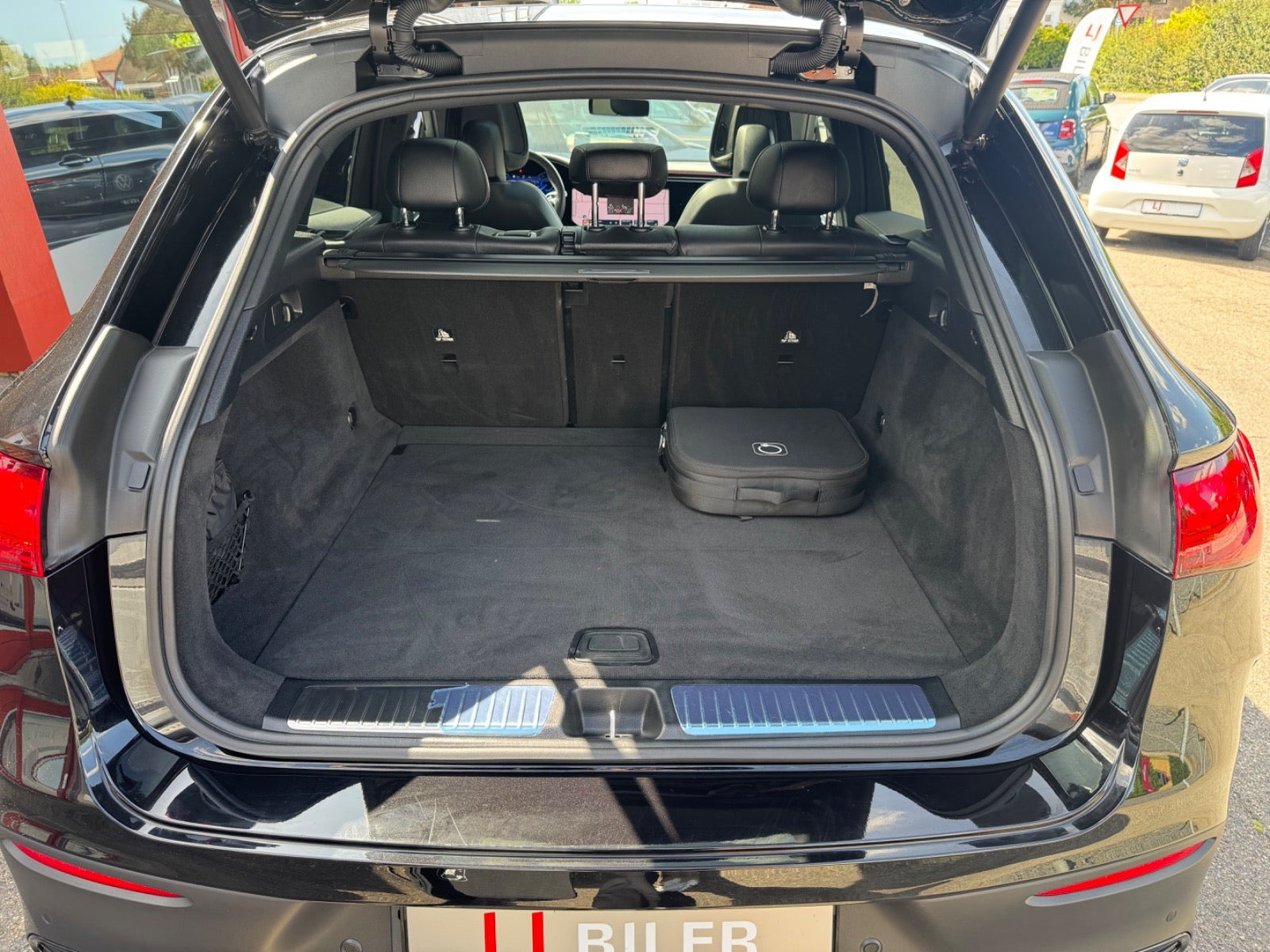 Sort Mercedes EQE350+ SUV fra 2023