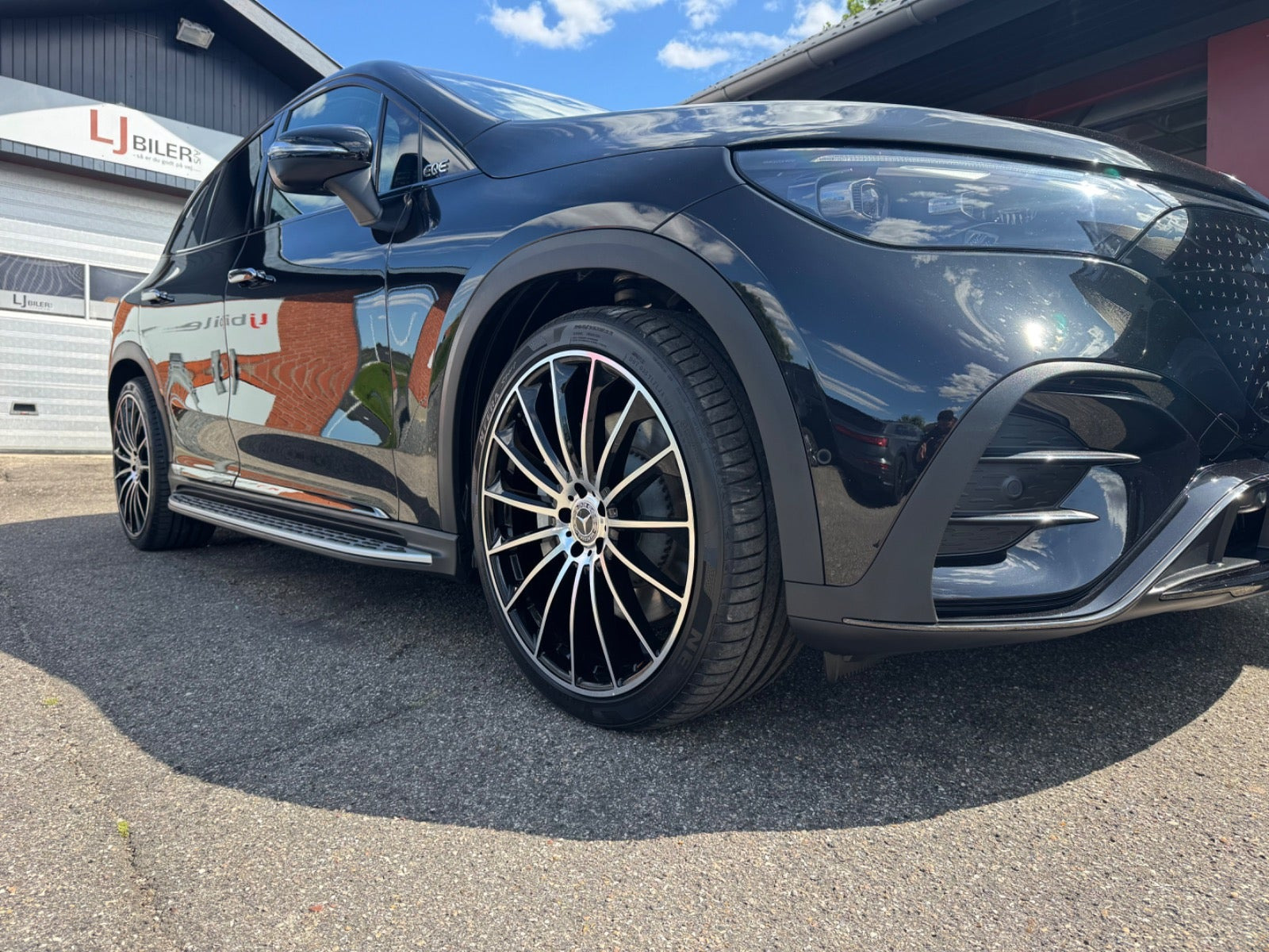 Sort Mercedes EQE350+ SUV fra 2023