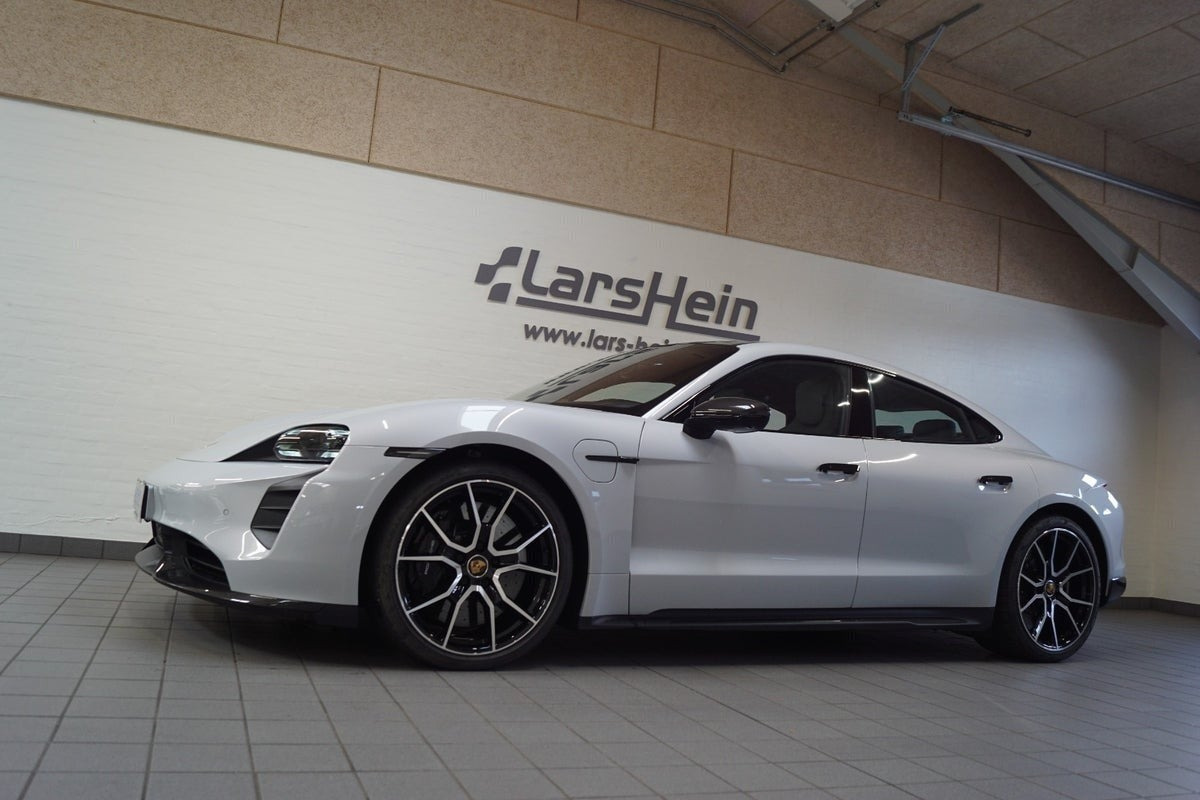 Grå Porsche Taycan Turbo S fra 2022