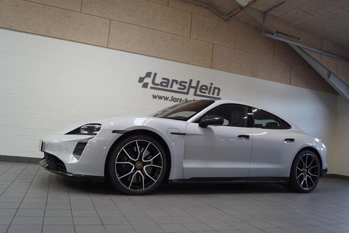 Grå Porsche Taycan Turbo S fra 2022