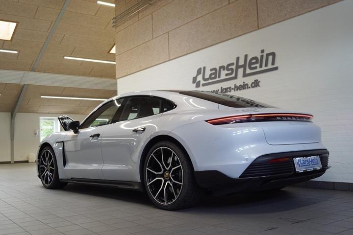 Grå Porsche Taycan Turbo S fra 2022