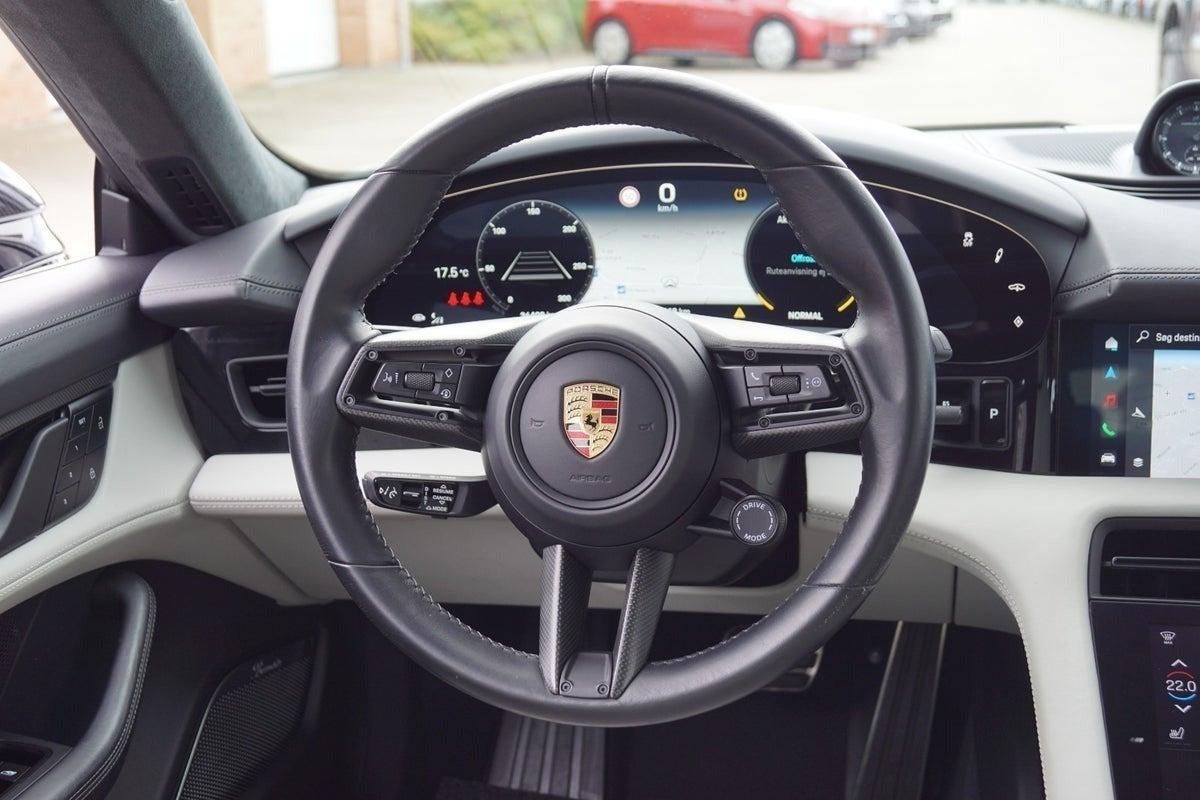 Grå Porsche Taycan Turbo S fra 2022