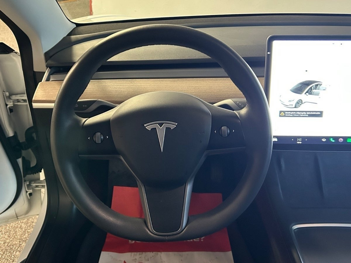 Hvid Tesla Model 3 fra 2022