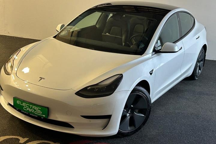 Hvid Tesla Model 3 fra 2022